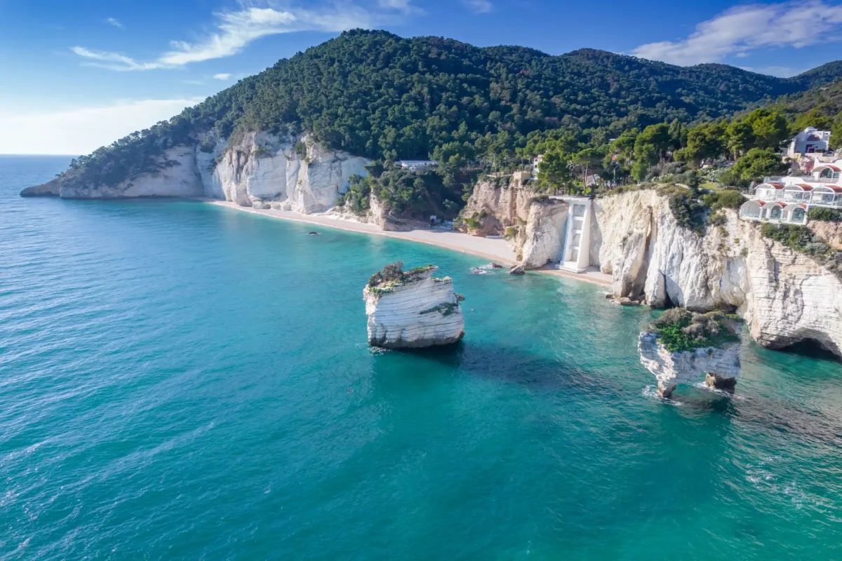 Costa di Mattinata sul Gargano in una giornata di sole